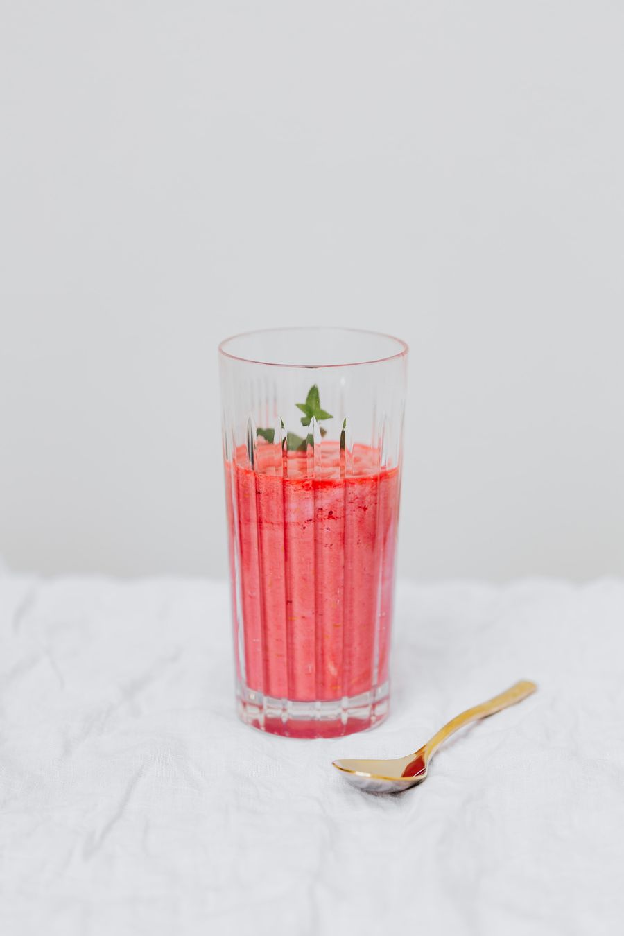Smoothie buah dalam gelas beralas kain linen putih